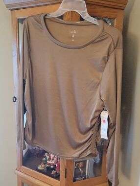 just be Scoop Neck Long Sleeve Top in Taupe Brown Rib Ruch Side
